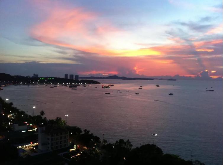 Great Location With Infinity Pool - Central Pattaya Apartment Exterior photo